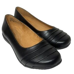 NWOT Solanz Womens Cammie Size 8.5 Faux Leather Black Slip On Ballet Flats Shoes